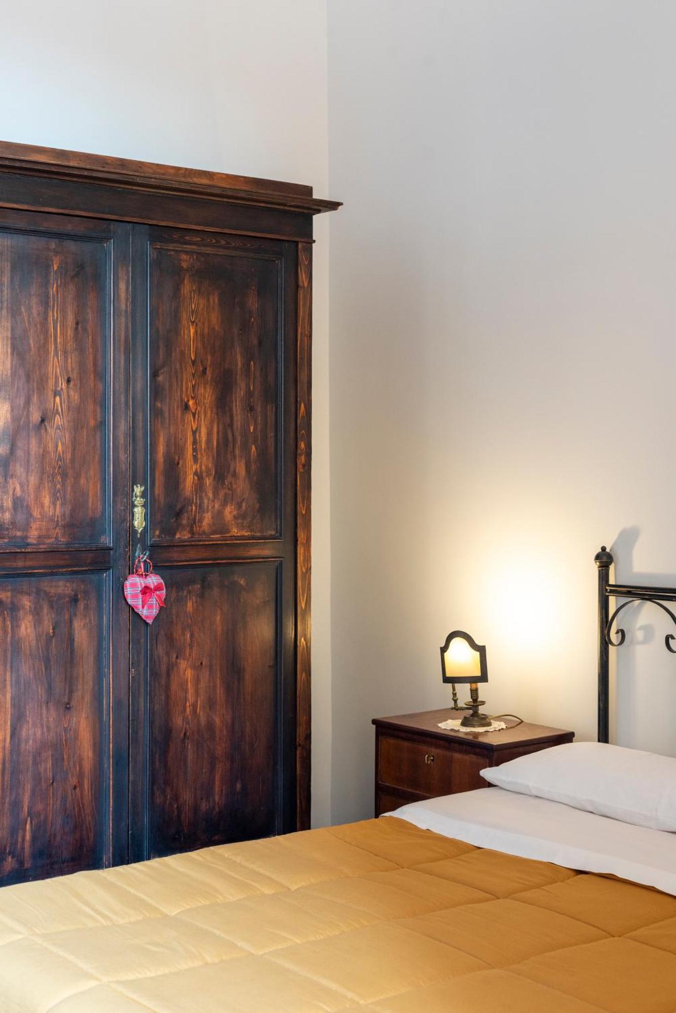 B&B Le Stanze Dei Mille Napels Buitenkant foto